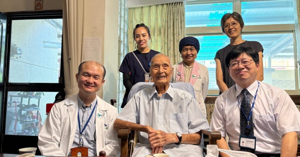 曹伯伯與前來探望他的主治醫師林斈府以及門諾張文信總執行長團隊合影,
他十分感謝。