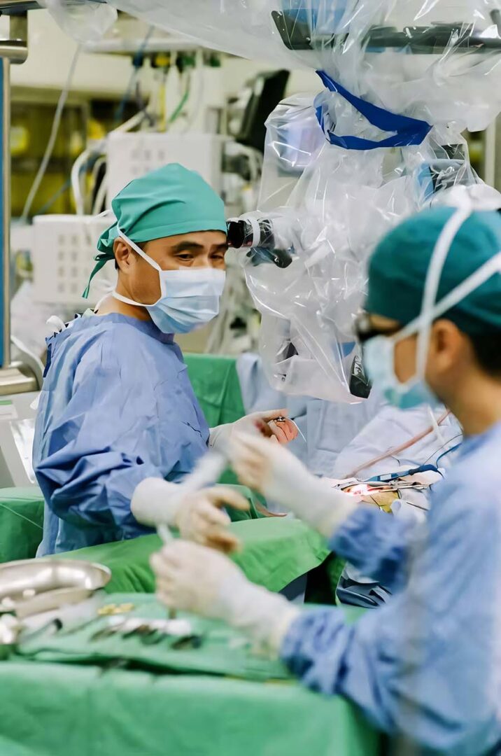 醫生在手術室內專注進行腦部手術,手術團隊穿著連身衣和口罩,手術器械陳列整齊。